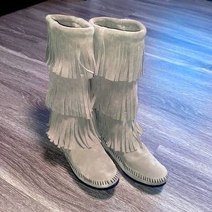 Minnetonka 3 row fringed boot 8 soft suede